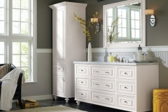 traditional_bathroom_cabinets_in_pure_white_finish